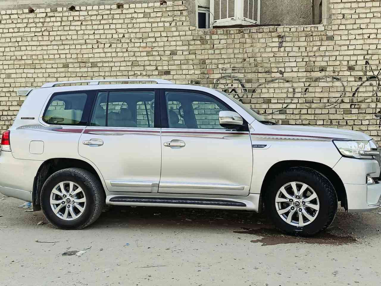 سلام عليكم عندي لاندكروز 
موديل 9 محدثه 21 
سياره فقط التحديث صبغ مكفوله من الضرر

مكينه سته سلندر مكفوله 
كير مكفول 
تخم تاير جديد 
صدر امامي 
خلفي جديد 
تبريد مكفول 
سياره ماشيه 280 حقيقي 
جاهزه من كل نواحي 
بيع اومراوس حسب القناعه 

سعر 275 وبيها مجال  
مكان السياره جكوك الكاظمية 
*********** 
بسمي سنويه رقم مميز بيها
