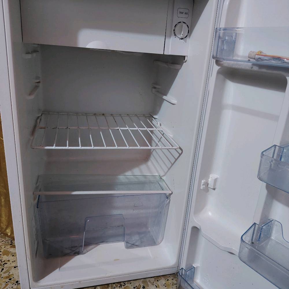 ثلاجه صغيره للبيع شغاله ثلج اي شي مابيها سعرها 75 عنواني حله شارع 80 جهة النجف