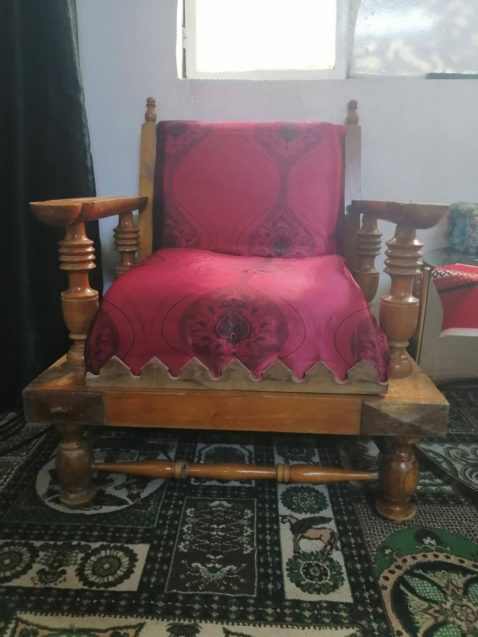 السلام عليكم نص تخم قنفات خشب قوي نضيف السعر ٢٠٠ قنفه و٣ كراسي ***********
