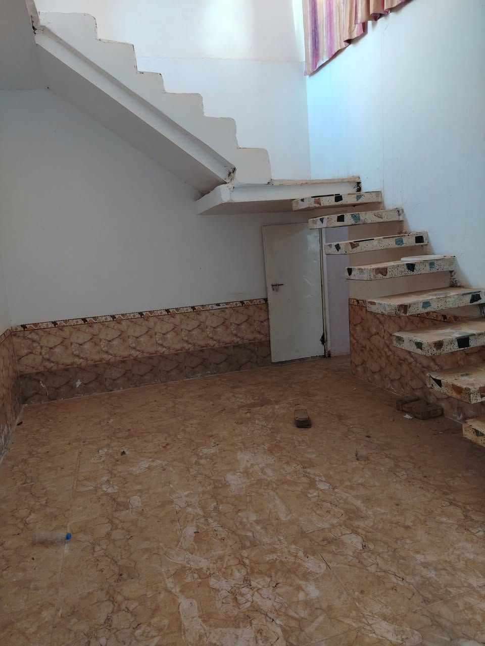 عقار للبيع
🏡 للبيع دار سكن – أبو صرف (محجوز للمصرف العقاري)
📍 الموقع: شارع الصناعة، فرع مقابل آل العيال.
📐 المساحة: 125 متر مربع.
🔹 يتكون الدار من: ✅ غرفة نوم
✅ هول (صالة)
✅ مطبخ
✅ حمام وتواليت
✅ براني
📌 العقار محجوز للمصرف العقاري، والتسديد على البائع.
📞 للتواصل والاستفسار:
واتساب: ***********
اتصال: ***********
