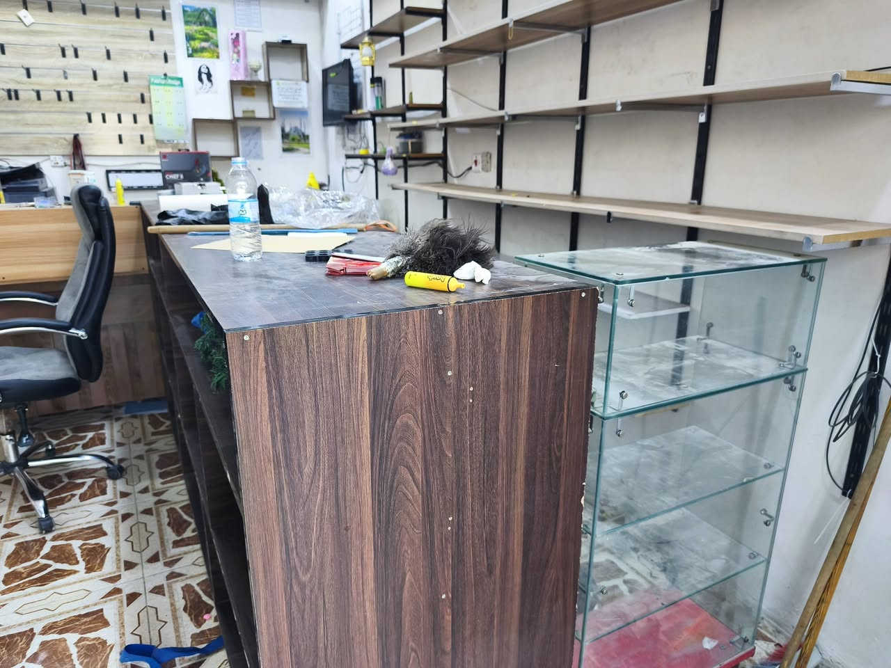 رفوف وعارضات زجاج وفاترينات وميز مكتبي موضحات بالصور وعندي سبلت كنتوري 3 طن وطابعة كواسسيرا للبيع 
الغراض كلش نضيفات بعدهن جدد 
مكاني بغداد جسر ديالى 
***********
