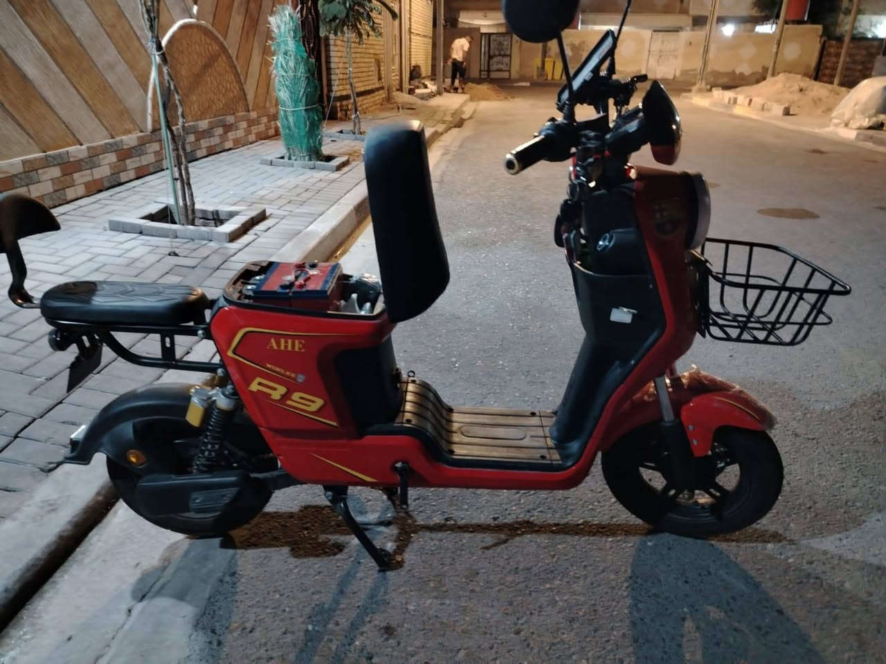 دراجه شحن R9 جديده كلش استخدامه اقل الشهر الله شاهد
كلشي شغال بيه سويجين وبصمه وياها بطاريه حجم 32 امبير  وينلي الاصليه ام الختم شاحنه اصليه للتواصل / ***********
