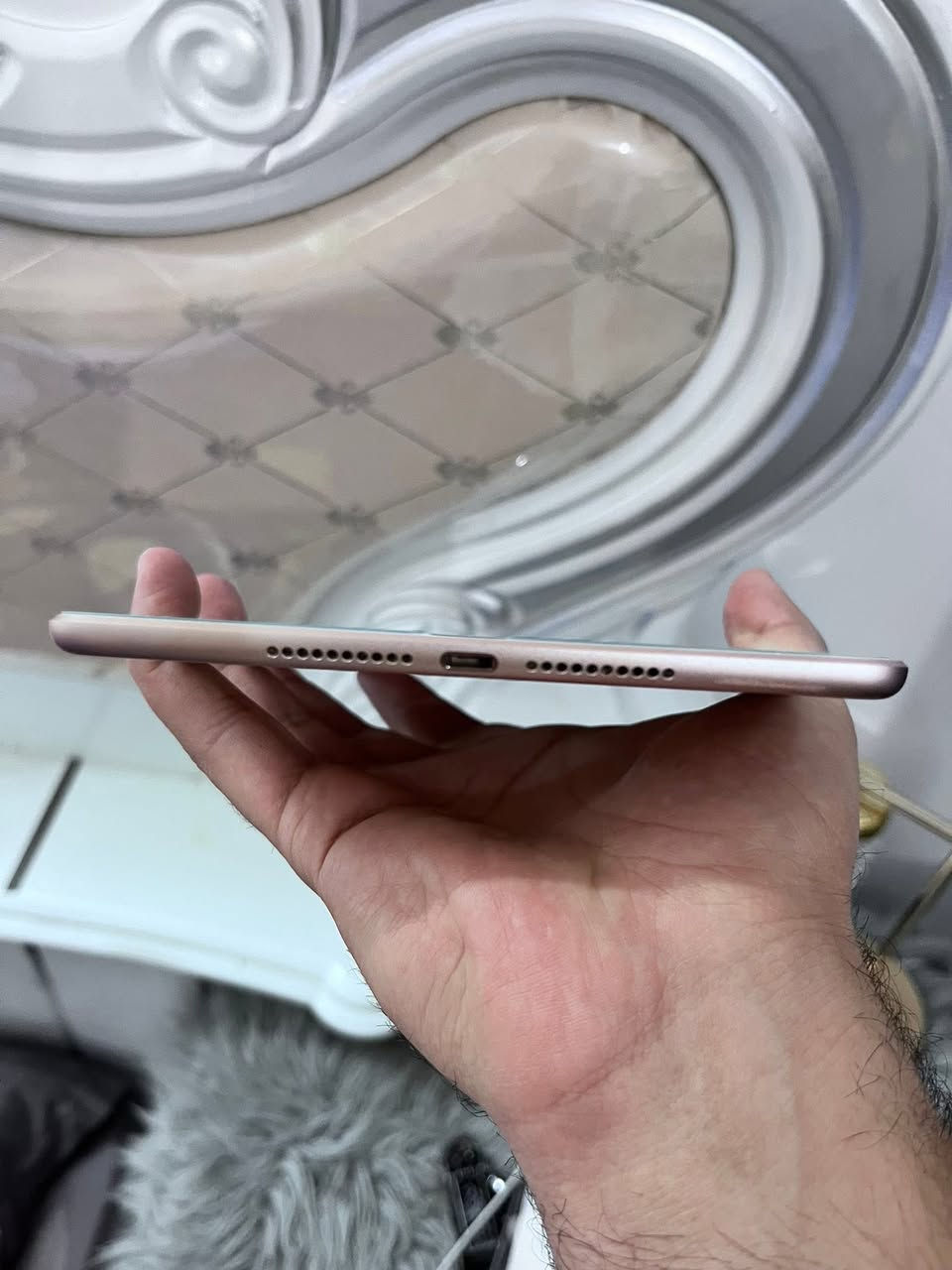 السلام عليكم ايباد مني فايف (mine 5) 
نظافة ٩٨٪؜ تجي وتفحص الايباد فول نظافة ميهرب شحن
ما مفتوح ولا مصلح بدون ملحقات 
المكان بغداد العامرية السعر ٢١٠ الف وبي مجال
رقمي ***********
