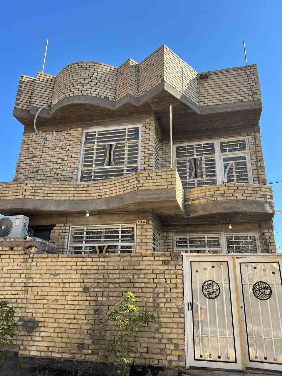 السلام عليكم بيت للبيع المساحه الكليه  150متر سند ٢٥ طابو زراعي إقرار محكمه ركن   طابقين بناء حديث ٥٠ متر شقه معزوله و١٠٠ متر بيت وجه يحتوي على غرف عدد ٤ بيع مستعجل او مراوس العنوان كربلاء طريق البارون عمود ٦٨ مجاور مجمع جار العباس يصلح سكن او حسينيه للزوار استفسار اكثر الاتصال بالأرقام التالية 
***********وتساب
***********
***********
