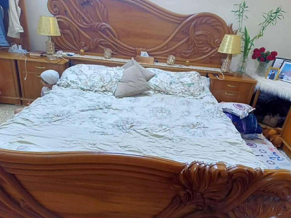 غرفة نوم خشب صاج 8 قطع للبيع السعر 650 وبيها مجال للتواصل *********** ***********
