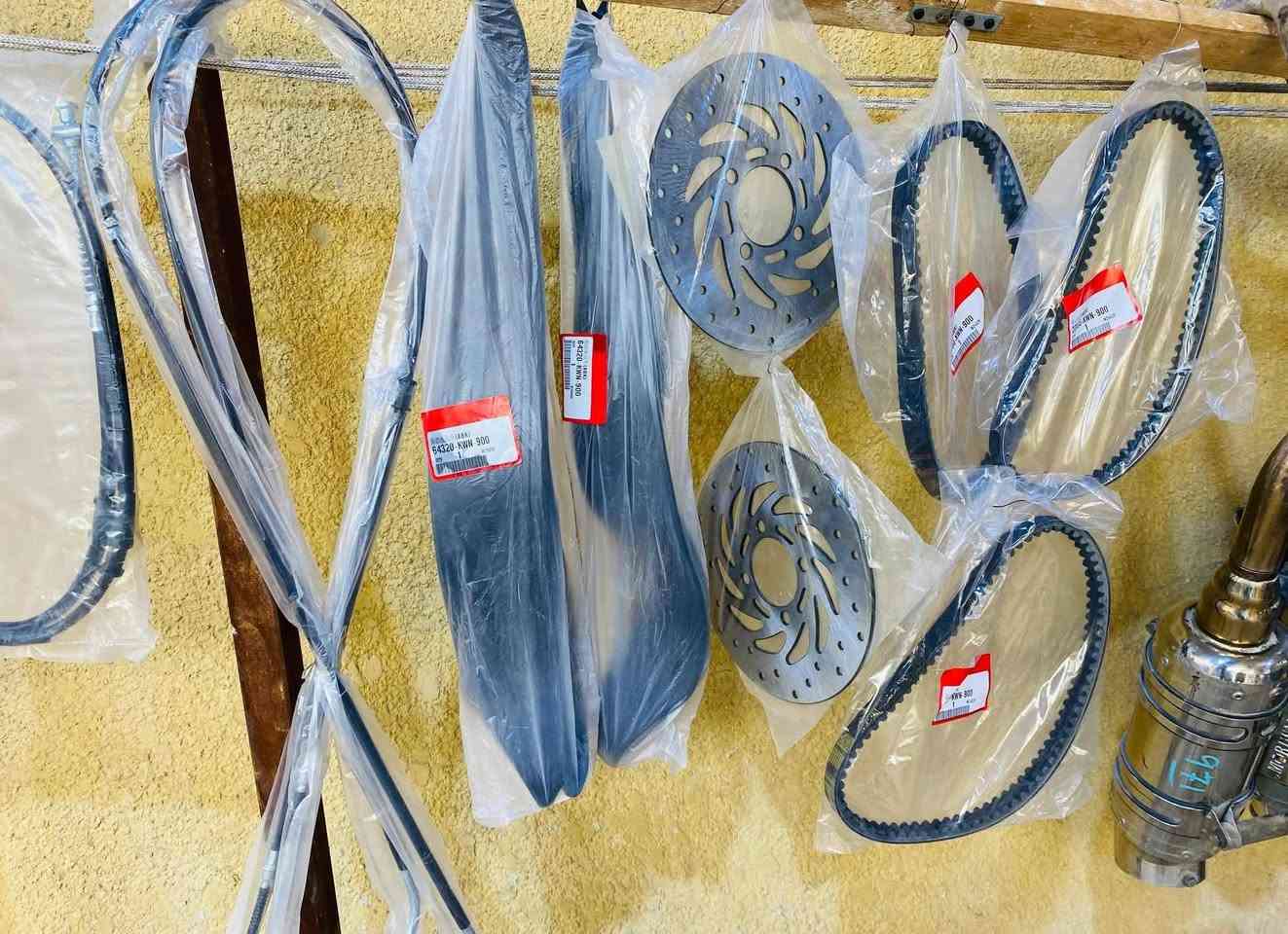 السلام عليكم، متوفر غراض تفصيخ بلادي مال pcx (بيسي  اكس) الجيل الاول فقط فقط مكاني بغداد شهداء البياع يوجد توصيل جميع المحافظات، رقمي *********** اي استفسار اتصال او مراسلة واتساب فقط غير متواجد ع الفيس ومتوفر تصليح وبلخدمة
