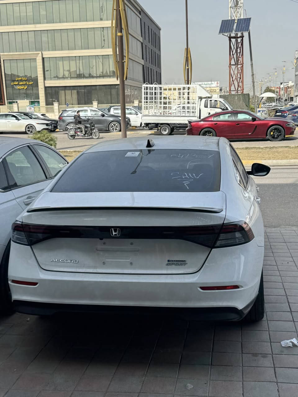 🔥 للبيع 🔥
هوندا اكورد SPORT-L هايبرد 2024

نوع المحرك: هجين، يتكون من محرك بنزين سعة 2.0 لتر ومحركين كهربائيين.
القوة الإجمالية: 204 حصان.                                            عزم الدوران: 334 نيوتن/ متر.
نظام الدفع: دفع أمامي. 

 المواصفات الداخلية
شاشة تعمل باللمس. توافق مع Apple CarPlay لاسلكي.توافق مع Android Auto سلكي.منفذ HDMI.الشحن: شاحن لاسلكي متوافق مع تقنية Qi وشاحن USB C .فتحة سقف كهربائية.مقاعد جلدية.مقاعد خلفية قابلة للطي بنسبة 60:40.تحكم مناخي للمقاعد.نظام Honda Sensing:نظام الكبح لتخفيف الاصطدامات (CMBS).نظام المساعدة في الحفاظ على المسار.نظام الحد من مغادرة الطريق (RDM).نظام تثبيت السرعة التكيفي مع نظام تتبع السرعات المنخفضة (LSF+ACC).نظام الدعم للضوء العالي التلقائي.نظام كاميرا 360 درجة.مساعد الانتباه.فرامل كهربائية. مصابيح LED نهارية. 
مرايا جانبية كهربائية مع إشارات انعطاف.

السعر:188$
للتواصل والاستفسار: ***********
