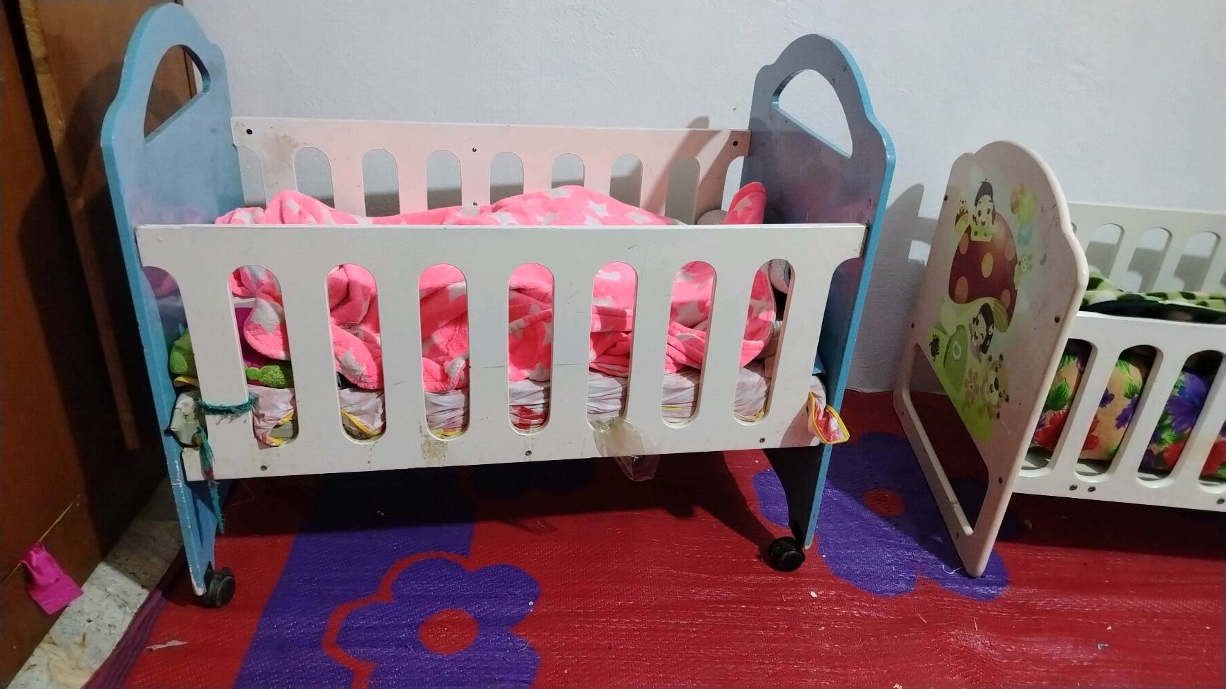 للبيع كاروك أطفال خشبي مستعمل بحالة جيدة. يحتوي على تصميم بسيط وآمن، يشمل مرتبة مريحة ومتنقل بسهولة. الألوان زاهية وجميلة، مثالي لغرفة الأطفال.