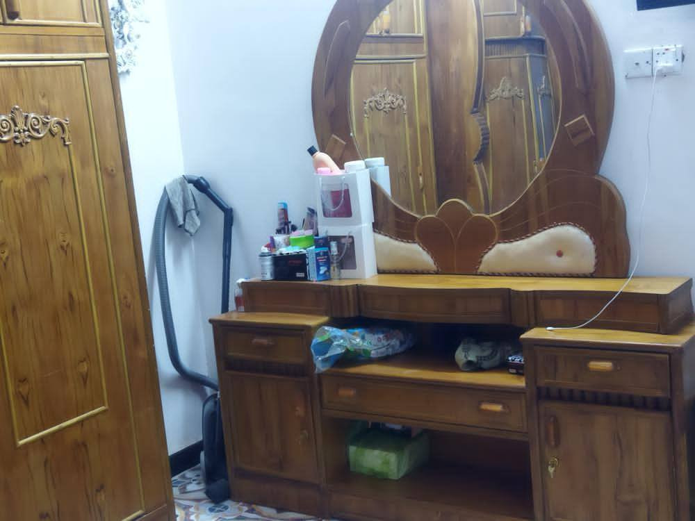 غرفه اخشاب نضيفه وضخمه جدا
جربايه وتاج
ميز مرايه
زاويه
كنتور طابقين
رايدها 900 وبيها مجال للشراي حله حي العسكري
مراسله الحساب او الاتصال والرقم بي واتساب
***********
