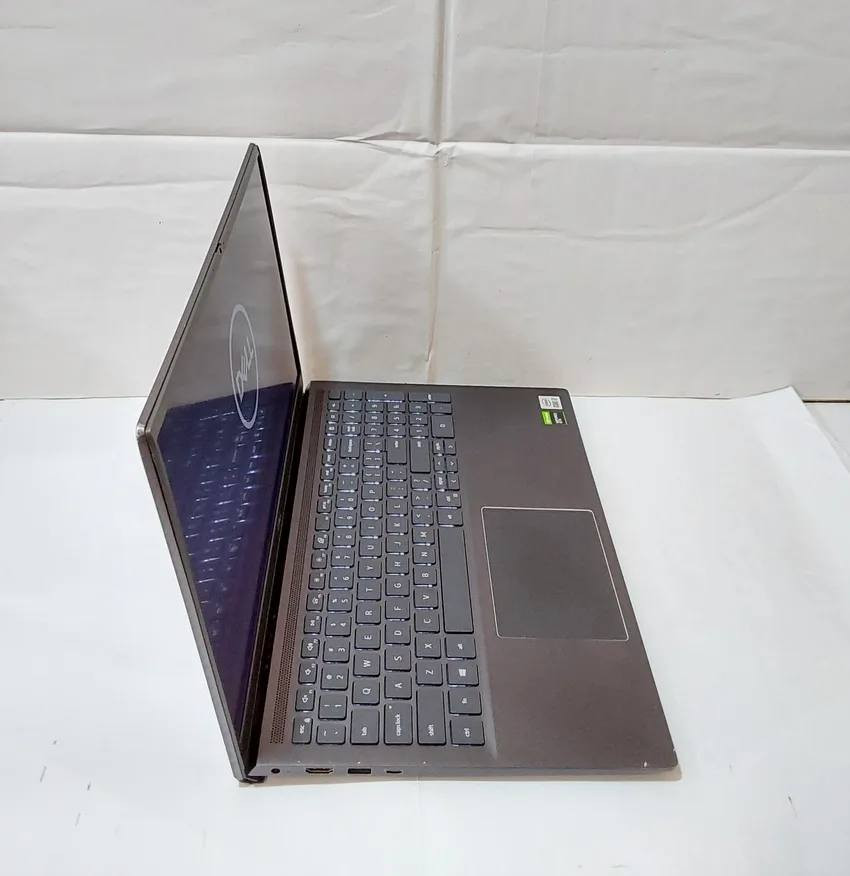 لابتوب Dell Vostro 7500 للبيع 
ممتاز للبرمجة وتطوير المواقع والتطبيقات بفضل معالج i7 الجيل العاشر وذاكرة 16GB RAM.
جيد لتصميم الجرافيك وتشغيل برامج مثل Adobe Photoshop وAdobe Illustrator.
مناسب للمونتاج وتحرير الفيديو بدقة 1080p باستخدام Adobe Premiere Pro.
قادر على تشغيل العديد من الألعاب المتوسطة بفضل كرت الشاشة NVIDIA GeForce GTX 1650 Ti.

Dell Vostro 7500
i7 10th H 16GB 512GB
Intel (R) UHD Graphics 8GB
NVIDIA GeForce GTX 1650 Ti -  4GB
كيبورد ستيكر ضوئي
دقة الشاشة FHD
سعر 770 الف
يوجد توصيل


**إذا كنت صاحب هذا الإعلان وتريد حذفه لأي سبب، رجاءا أرسل رسالة إلى الدعم الفني**