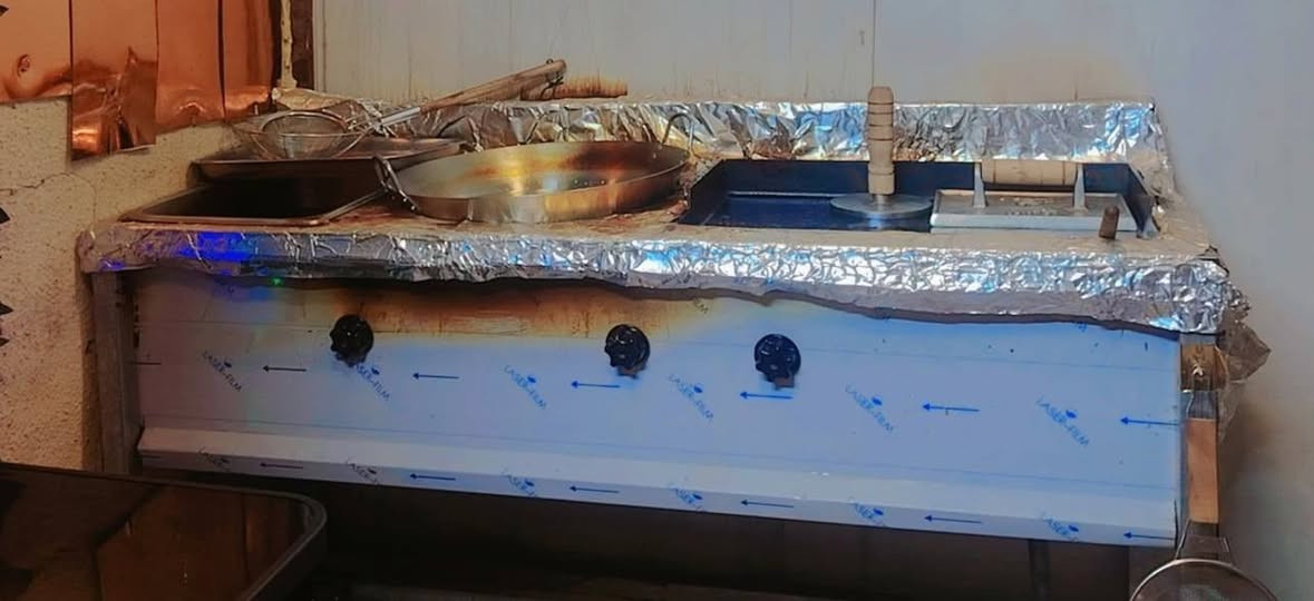 طباخ فلافل وفنكر وبركر ابو التايرات جاهز متر ونص الطاوه الاصليه  استخدام شهر واحد
وجام خانه مترين بيها باب ينفتح ع اليسار للبيع عنواني بغداد الرشاد رقمي *********** واتساب او علق اني ادخلك خاص
