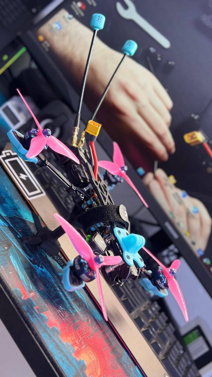 FPV 5 انج
عليها FC - Speedy Bee F405 V3 
ESC - 60A 
محركات ماركة XING2   2207-1855KV 
كامرة DJI O3 
هوائيات من شركة FOXEER - LOLLIPOP 4+ 
GPS - HGLRC M100
رسيفر من شركة Speedy Bee -ELRS 2.4
فريم نوع Mark 4 - 5 inch
توصيل ما عندي تريد انت تجي أو دز سايق عليها او  الي يريد توصيل يحول فلوسها


**إذا كنت صاحب هذا الإعلان وتريد حذفه لأي سبب، رجاءا أرسل رسالة إلى الدعم الفني**