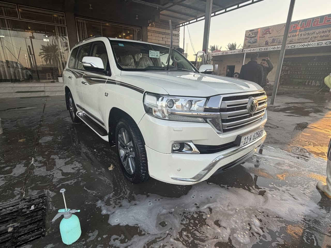 بسم الله الرحمن الرحيم
السلام عليكم 
لاند كروزر vxs اعلى فئه 
سنه الصنع :2017 
حجم المحرك :5700
عدد الاسطوانات :8 
عدد الركاب :7 
مواصفات لكزس معروفه
شاشات خلفيه وريمونت تحكم
ثلاث قطع تبريد
كشنات ميموري
كاميرات 360
صندوق كهرباء
تحديد مسار
نقطه عمياء
ردارات
جكات
فتحة سقف
ايرباگ عدد 12
سستم صوت JPL
الضوء العالم تلقائي
رقم بغداد انگليزي
مكاني البصره قضاء المدينه 
رقم الهاتف :***********
بيع او مراوس بلكزز 2016 او 2017
ملاحضه السياره بيها ضربه خفيف وراجعه عالبارد بالهلال الخلفي
