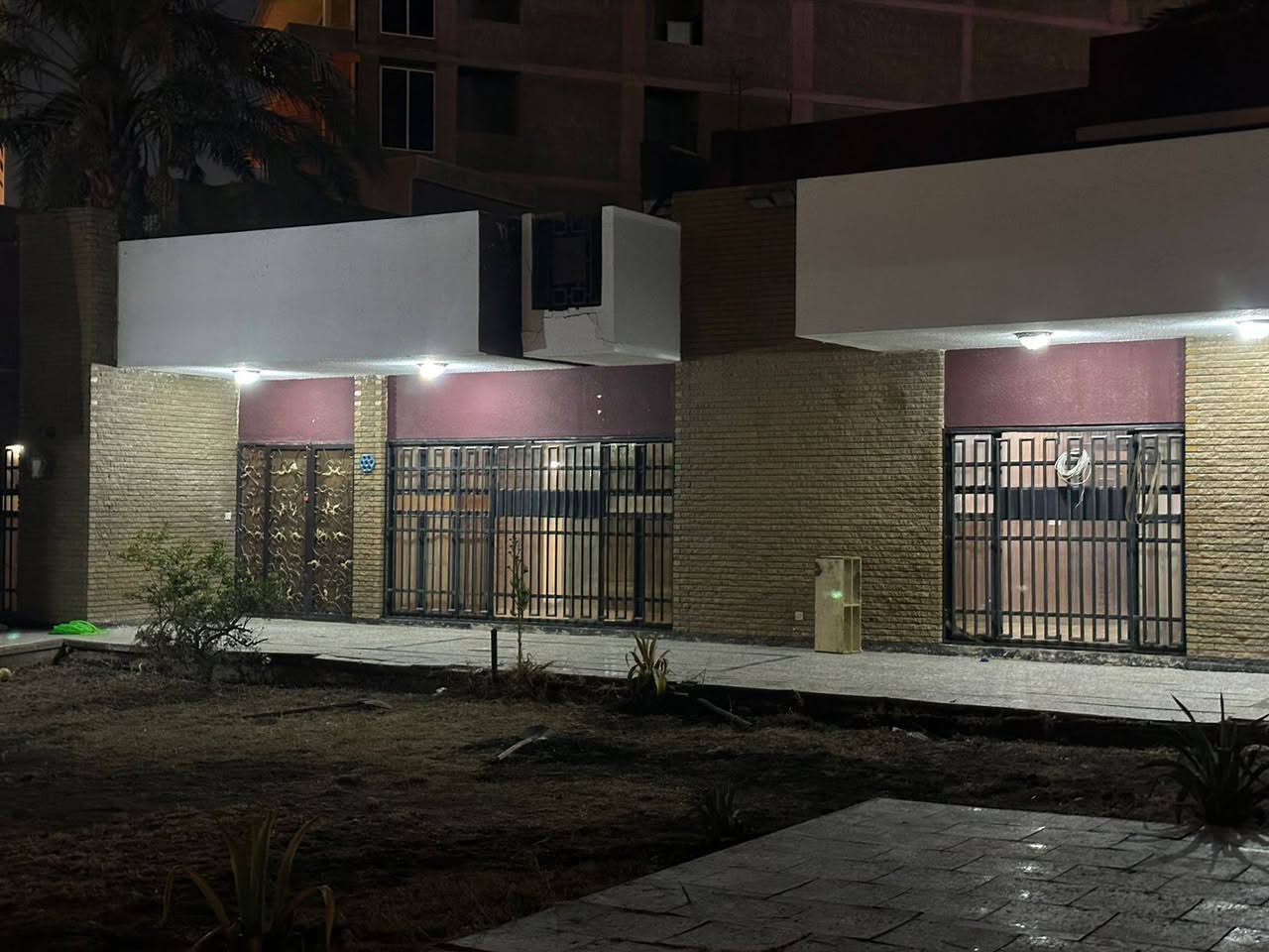 بيت مساحته ٨٣٥ م الواجه ٢٠ م ملك صرف نوع العقار اسم شخص واحد المكان بغداد الحارثية قرب مول الحارثية يبعد عن المول ١٥٠ متر او اقل سعر المتر ٣٧ ورقة  رقم وتساب لمعرفة التفاصيل ***********
