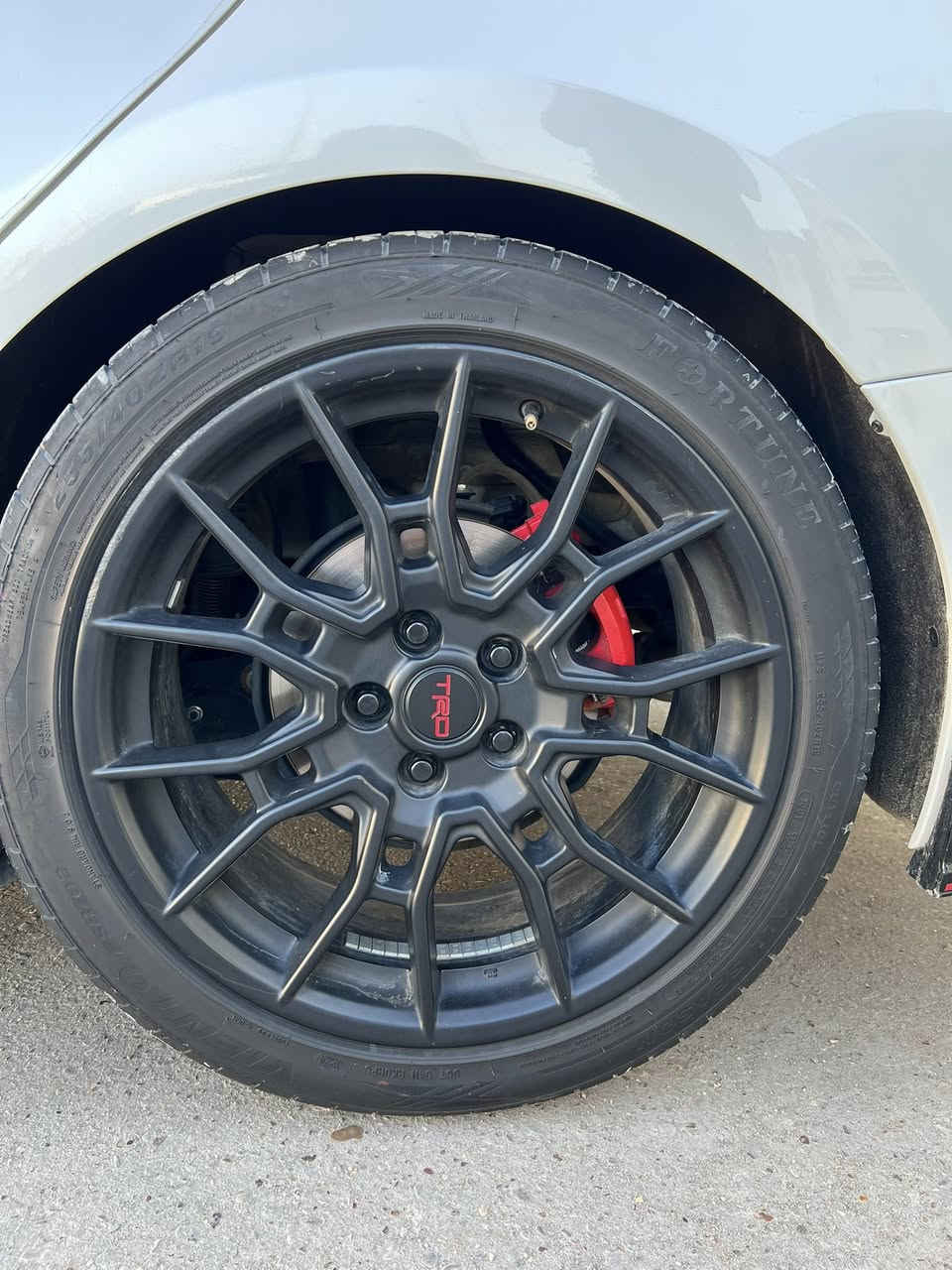 السلام عليكم
كامري TRD موديل 2022

6 سلندر حجم المحرك 3.500

رفم اربيل بـ اسمي 

شرط التحويل 

ماشيه 114 كيلو متر 

ضررها مثل ما موضح بالصوره 

مواصفات ال trd معروفه 

للتواصل . ***********

السعر 240
