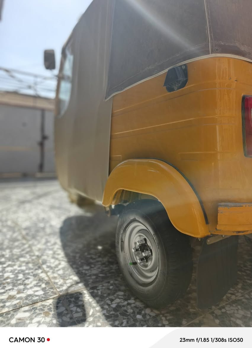 سلام عليكم تكتك لبيع موديل 19
رقم كربلاء أنكليزي 19 سنويه بسمي مكفوله كفاله عامه ما عده دوس تخم تاير جديد محرك خير من الله نقصه بس كبريتر فقط 
سبير جك كامل كهربائيات كله شغاله قماجي كله جديد لايت زنون 
العنوان بغداد *********** تكتك صاله عدي 4 سنوات عله أيدي جاهزه
