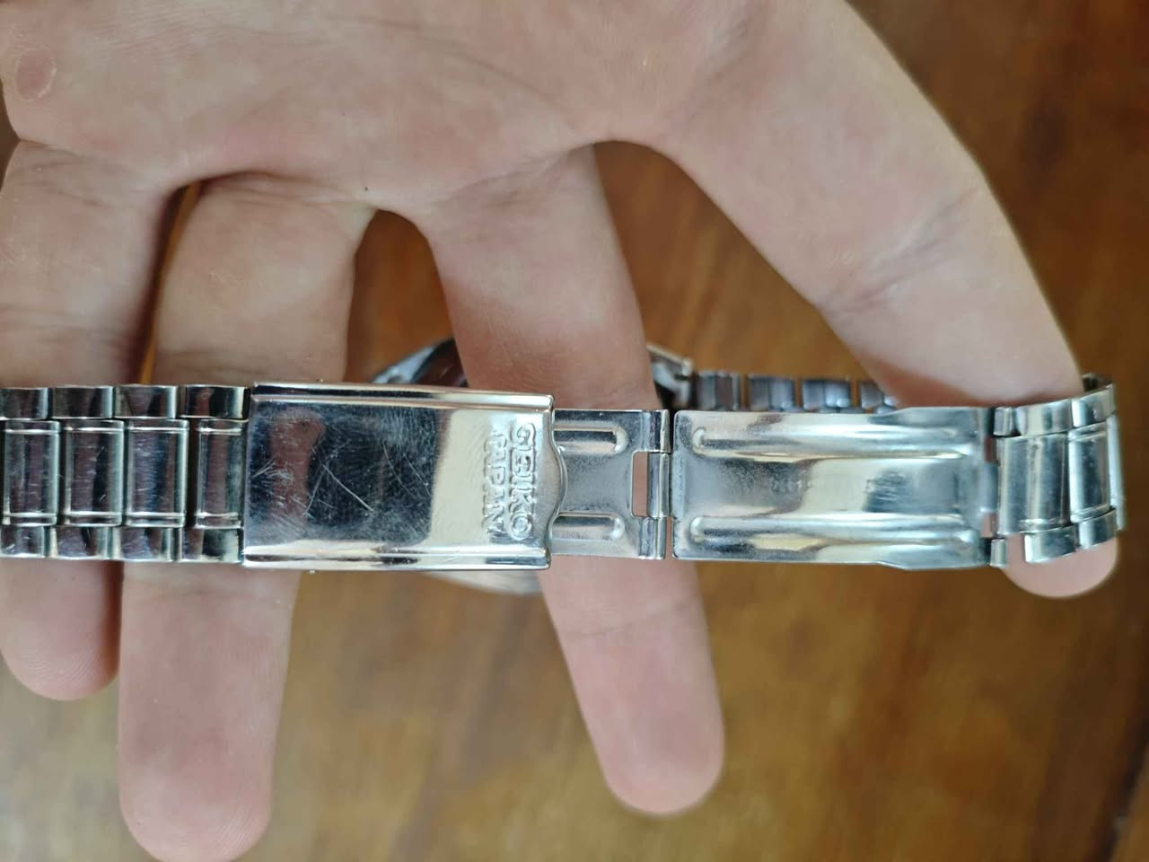 الماركة والنوع: Seiko 5 Automatic (سيكو 5 أوتوماتيك).
نوع الحركة (المكينة): أوتوماتيكية بالكامل (Caliber 7S26) تحتوي على 21 جوهرة (21 Jewels) لمنع الاحتكاك وزيادة دقة العمر الافتراضي. الساعة تعمل بحركة المعصم ولا تحتاج لبطارية. كركوك, العراق


**إذا كنت صاحب هذا الإعلان وتريد حذفه لأي سبب، رجاءا أرسل رسالة إلى الدعم الفني**