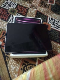 ايباد برو 11 انج M2  ذاكره 128 نظافه 100‎%‎ بطاريه بحاله جيده كارتون و...