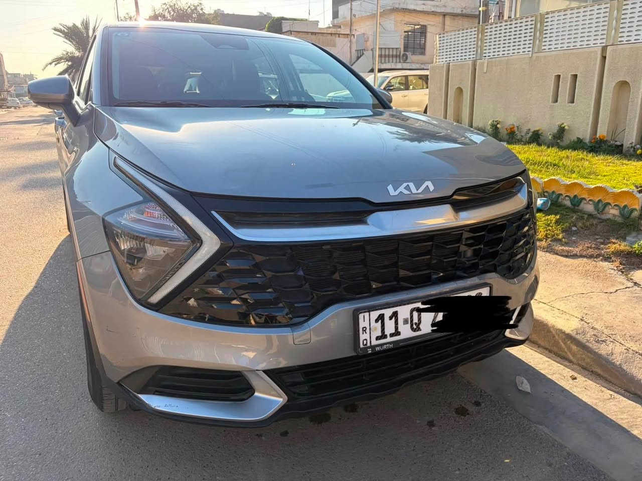 سبورتج موديل 2023 اللون فيلي 
حادثها بسيط البنيد مفتوح وبي بارد وباب الصدر ايضا مفتوح وبارد صغير وكسر صغير بالدعامية ومصلحة بدون تبديل يعني حادث السيارة بسيط جداً 
السيارة بدون صبغ وبدون تبديل 
ماشية بالكيلو متر 43 الف 
مواصفات تحديد مسار ومانع تصادم تحكمات ستيرن جهتين وبعد اكو مواصفات 
السيارة سويج كشن عادي وصندوق عادي نظيفة جداً 
رقم الهاتف ***********
السعر 190
