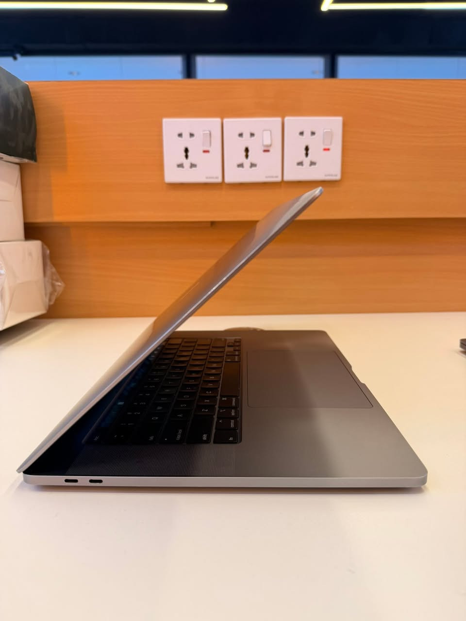 MacBook Pro 2019 16 inch
معالج intel ci7
رام ١٦ كيكا 
هارد ٥١٢ كيكا 
كارت شاشة intel uhd 630 
Touch Bar, touch id 
ملحقات شاحنة ولابتوب 
نظافة بالصور 
عنواني بغداد / حي الجهاد 
***********
السعر خاص
