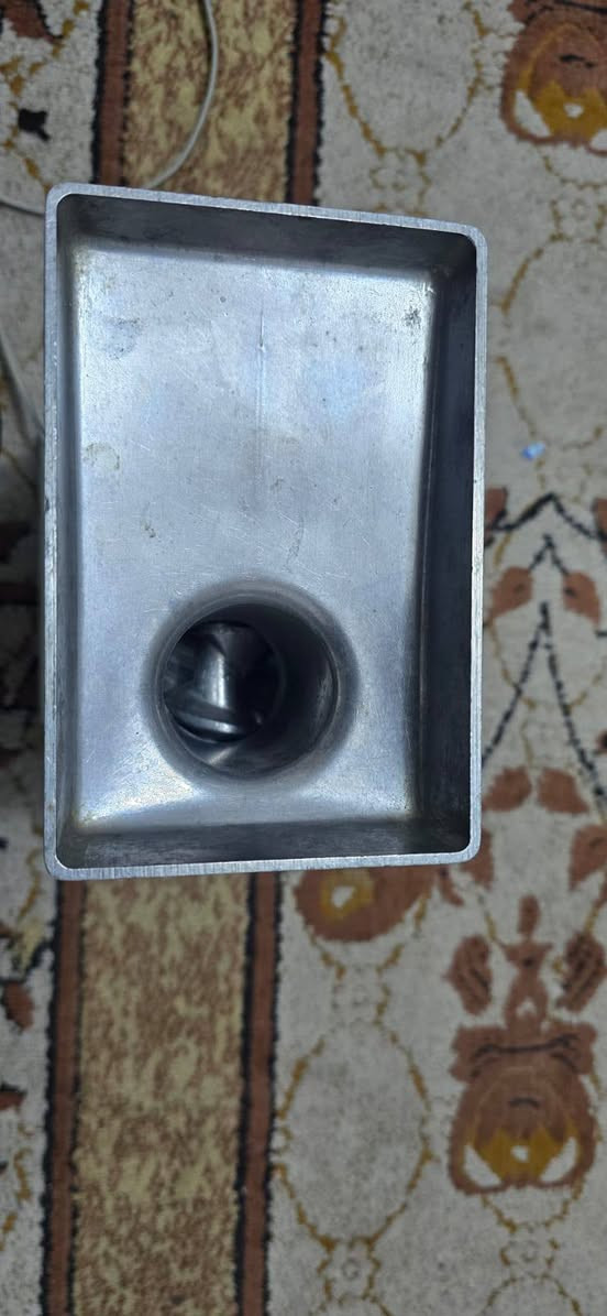 للبيع مثرامة لحم ماركة توشيبا موديل MT-500B ياباني أصلي (صنع في اليابان) [Image 3].
الحالة: جديدة تماماً مخزونة (ولا مرة مستخدمة) بحالة الوكالة.

الملحقات: كاملة 100% مع كافة غراضها الأصلية (البريمة، الشفرة، المصفى، والغطاء) جاهزة للعمل فوراً.

المواصفات: دشالي حديد، محرك قوي واعتمادي جداً [Image 3].

الجهاز شغال شرط الفحص والتجربة.***********
