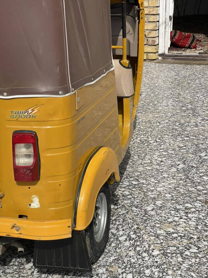 سلام عليكم تكتك البيع موديل 20 مرقم مكينه مجفته كشره بيها الغد معمر وخياسات معمره تكتك نضيفه مال جناي جاهزه كهربائيات شغاله سعر 5500 وبيها مجال الشراي يدلل تصل ***********
