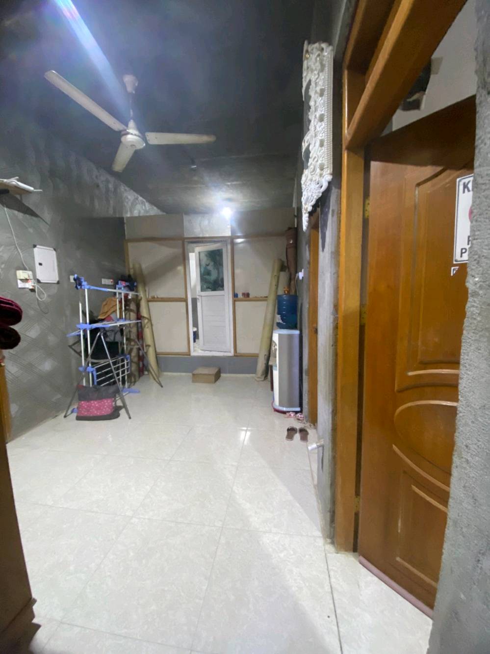 يتوفر بيت للبيع طابو صرف عالي عن الشارع في البصرة منطقة الحيانية / التأميم / شارع البلدية الشارع المقابل المجلس البلدي ( احمد حنون ) والركن الثاني مقابل باب المستوصف مساحة البيت 150 متر طابق ونصف / الطابق الأرضي يحتوي ع غرف نوم عدد 2 + موزع + صحيات داخلية + مطبخ + هول + استقبال + صحيات خارجية عدد 2 
الطابق الاول يحتوي ع غرف نوم عدد 2 + موزع + صحيات 
البناء قديم بحالة  جيدة السقف  عكادة واغلب اجزاء البيت تم ترميمها حديثاً الطابق الأرضي مقسوم نصفين البيت يصلح للسكن اذا كانت العائلة كبيرة ويصلح للأستثمار (ايجار) سعر البيت 105 مليون قابل للتفاوض للتواصل والاستفسار الاتصال ع الرقم 0747426612