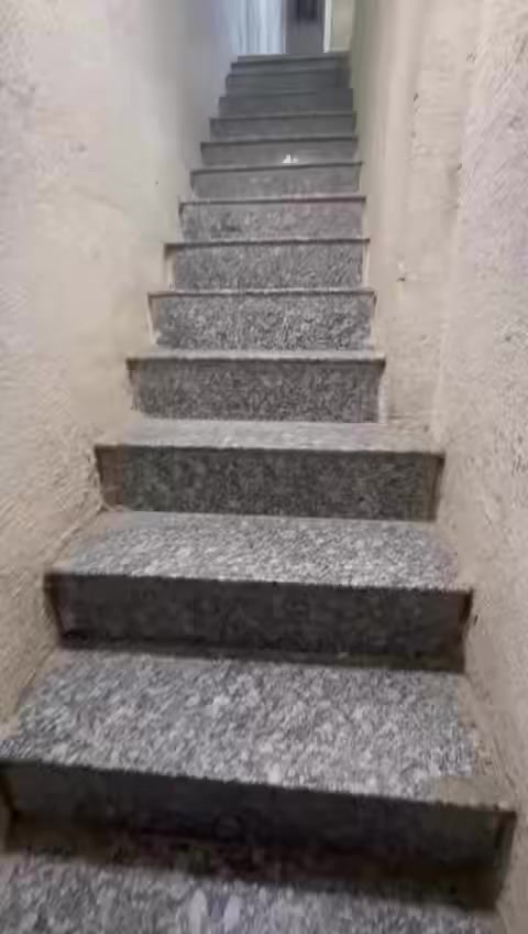 مشتمل طابق اول معزول غرفتين وصالة ومطبخ وخدمات قرب الفوج الايجار٥٥٠ عائلة صغيرة بنت مرتبة 
للاستف***********
