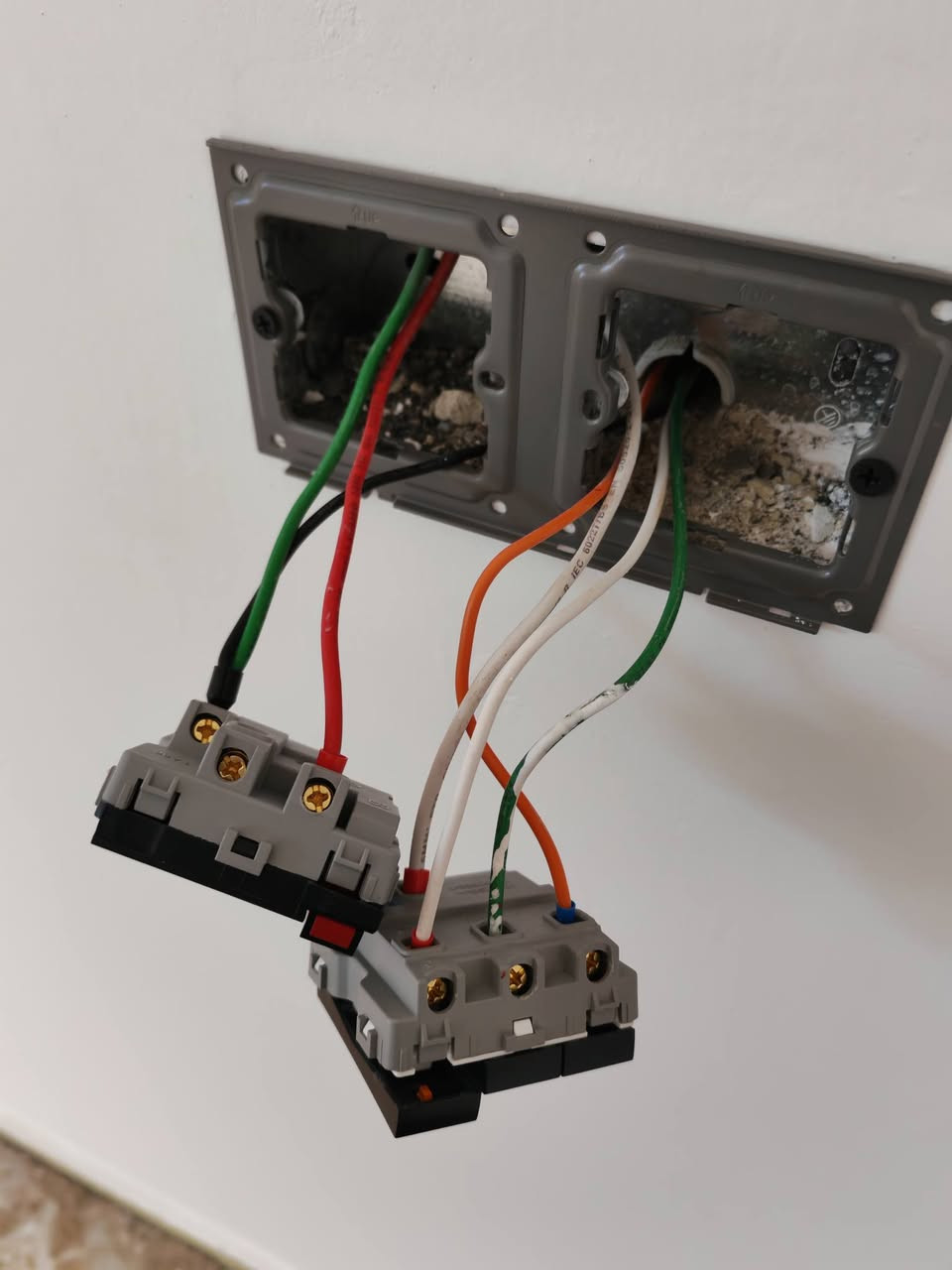 إلى أصحاب الذوق الرفيع والباحثين عن الأمان والرفاهية..
​يسعدنا أن نضع بين أيديكم خبرتنا في تأسيس وتشطيب المنشآت السكنية الكبيرة (مساحة 400 متر فأكثر)، وفق أحدث المعايير الهندسية، مع التركيز على استقرار التيار وحماية الأجهزة المنزلية.
​🛠 مميزات العمل والمنظومة:
​نعتمد نظام التسليك الثلاثي (3 Lines) لضمان استمرارية التشغيل وسهولة التحكم:
​خط التيار الوطني: تأسيس متين لتحمل الأحمال العالية.
​خط المولد الخارجي: تنظيم دقيق للأحمال لضمان الكفاءة.
​خط الطاقة الشمسية: تسليك ذكي ومنفصل مخصص للطاقة المتجددة (Eco-Friendly).
​✨ اللمسة النهائية (التشطيب):
​لأن جمالية البيت تكتمل بالتفاصيل، نستخدم حصرياً سويتجات شركة أوز (OZZ) التي تجمع بين المتانة العالية والتصاميم العصرية التي تناسب الديكورات الحديثة.
​نحن لا نمدد الأسلاك فحسب، بل نؤسس للأمان والراحة في منزلك.
​📞 للتواصل والاستفسار:
صاحب العمل: [علي سعود. مالك الكهربائي ]
رقم الهاتف***********-***********
