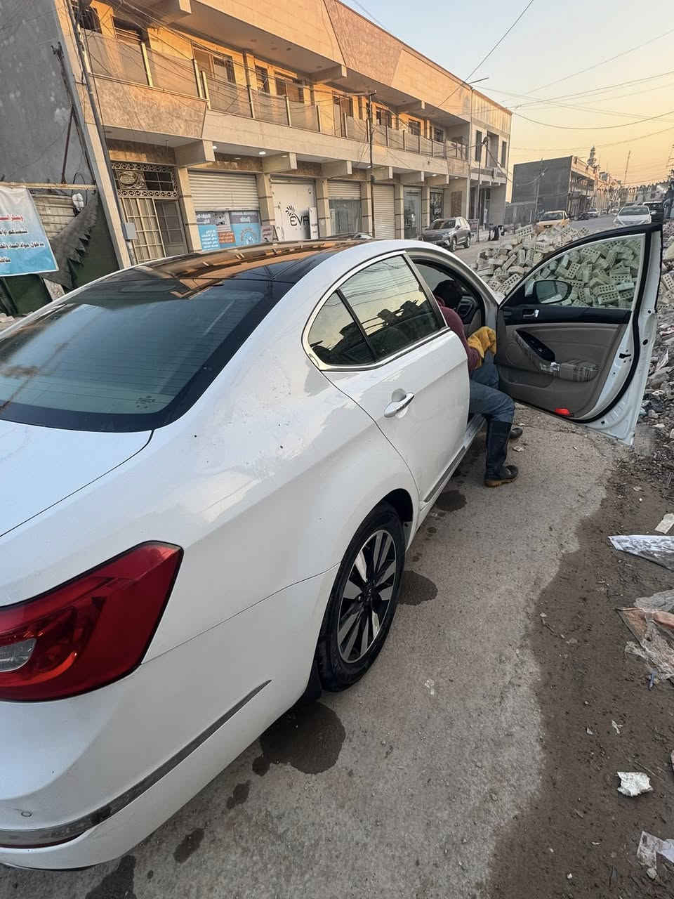 السلام عليكم
كيا كادنزا موديل 15 خليجي 
مكفولة من الصبغ 
فقط بارد وموضح بالصور 
كير ومحرك ع وضع الشركة 
جرس إنذار من تعبر 120 
نقص فقط صدر امامي وخلفي 
وبوليش 
المواصفات فول عدا السايد بريك بالرجل 

ماشيه 170 الف قابلة لزيادة

السياره سعرها 133 ورقه وبيها مجال قليل 
اتصال ***********
