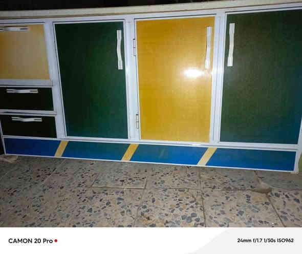 كاونتر طابقين معه ساحبه اصليه  سنكي كرانيت 
طوله مترين السعر ٢٥٠  مكاني حي الوفاء قرب شارع عشرين رقمي ***********
