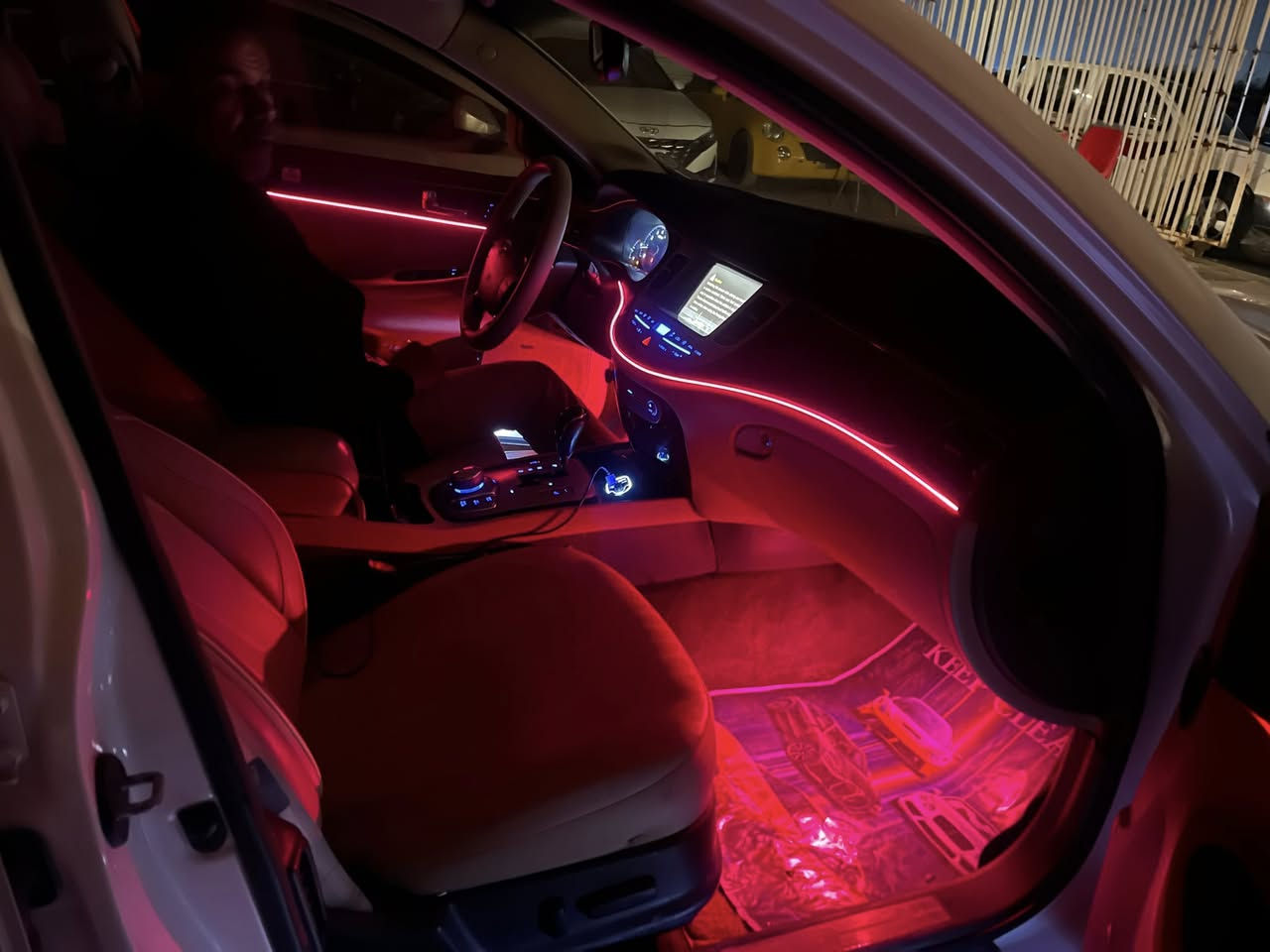 تحية طيبة 
السعر :125 ورقة وبيها مجال بسيط  
جينيسيس 2011 رقم بغداد بأسمي تحويل مباشر مجدد كلشي هزة وسنوية 
السيارة ماشية 100 الف بشرط حقيقي 
فول مواصفات للاخير كلش 
حجم المكينة : 6 سيلندر المرغوب 
السيارة جاهزة  
المواصفات 
-بصمة 
-فتحة 
كشنات حضن كهربائي (2) 
-اشاير مري +3 قطع تبريد 
-بردة كهربائية 
-ستيرن كهرباء +خزن ميموري 
-سايد بريك بصمة + اوتو هولد 
-شاشة +كامرة + حساسات كلة ( بلاد) 
 بيها اربع قطع صبغ وسونار موجود 
للاستفسار :***********
