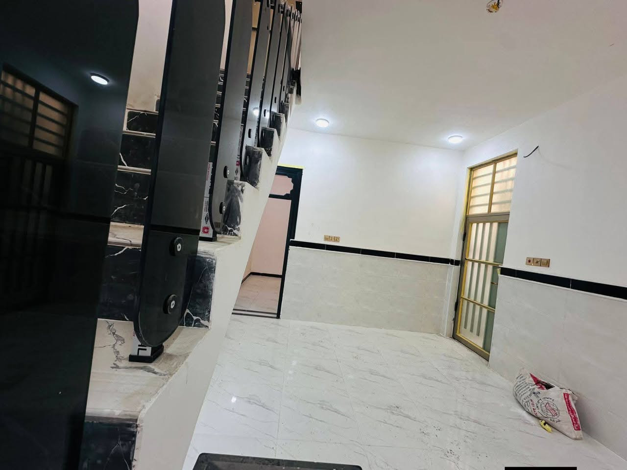 📏 المساحة: 100 متر مربع  للبيع  
💰 السعر: 46مليون (قابل للتفاوض)
🏗️ البناء: طابوق  جمهوري
🏠 الأساس والسقف: صب كونكريت مركزي 

مواصفات البيت:
✅ غرفة نوم 1 🛏️
✅ أستقبال 
✅ صالة 🛋️
✅ مطبخ 🍽️
✅ صحيات 🚿

الخدمات المتوفرة:
🔹 ماء 💧
🔹 كهرباء ⚡
🔹 شوارع مبلطة 14 متر  🚗
🔹 مدارس قريبة 🏫
🔹أنترنيت ضوئي 
🔹 خط مولده 
📍 الموقع: النجف – حي ميسان، شارع الزوار 
خلف سكلة الكرعاوي
📜 طابو زراعي (إقرار محكمة)

📞 للتواصل: ***********

(ملاحضة ) متوفر لدينا كافة المساحات والدور  ألسكنية وعرصات 
وأراضي زراعيه
