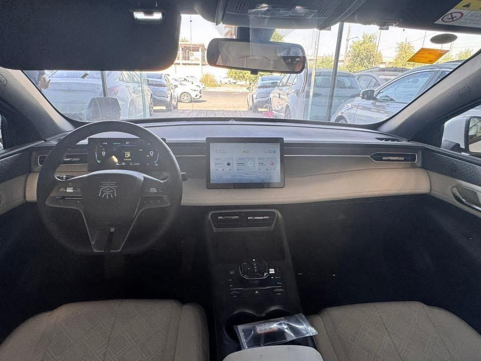 بي واي دي  BYD QIN PLUS 2025.   
سپی ناو کرێمی
مواصفات.کارەبایی و بەنزین و هایبريد.
بصمة شاشةوكاميرا ویل کەپ.
تحديد سورعه.ناو زه‌رد,پشت و پێش لید ڤۆلیۆم
 کارت و وایەر شحنی لەگەڵە
کامل ئەشیای بیلادی خۆی لەگەڵە

***********
