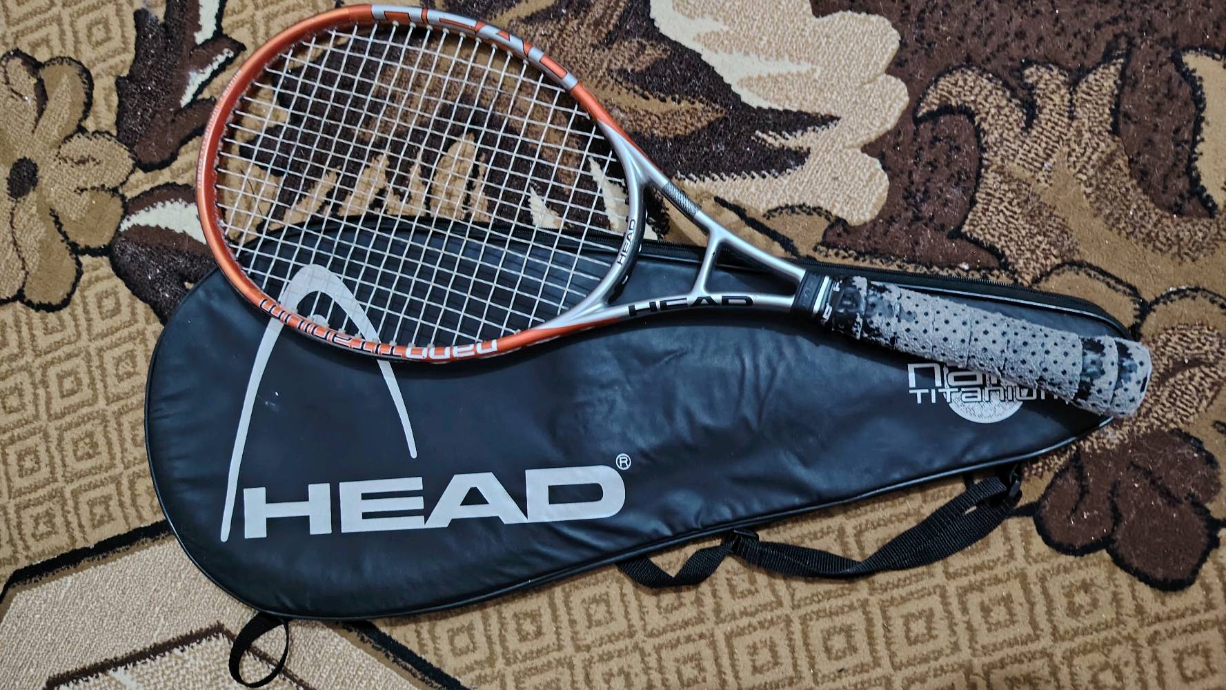 مضارب تنس 🎾عدد 2 مع شنطه لكل مضرب وكره واحده 
موقع: الموصل جانب الايمن