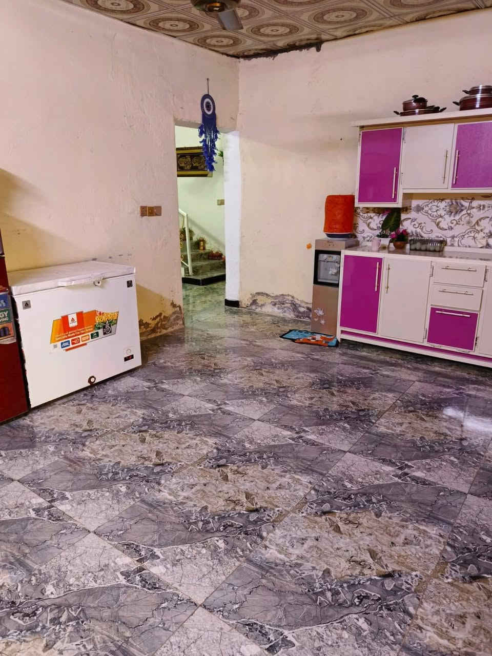 دار للبيع طابو صرف مساحته ٢٤٠ متر موقعه حي العسكري ورة جمله ابو علاء شارع حجي نوشي يحتوي على غرفتين صاله ستقبال مطبخ طارمه صحيات سقف عكادة سطح فرشي ارضيه بورسلين كهرباء ماء مجاري جدد جاهز للاستفسار  ***********
