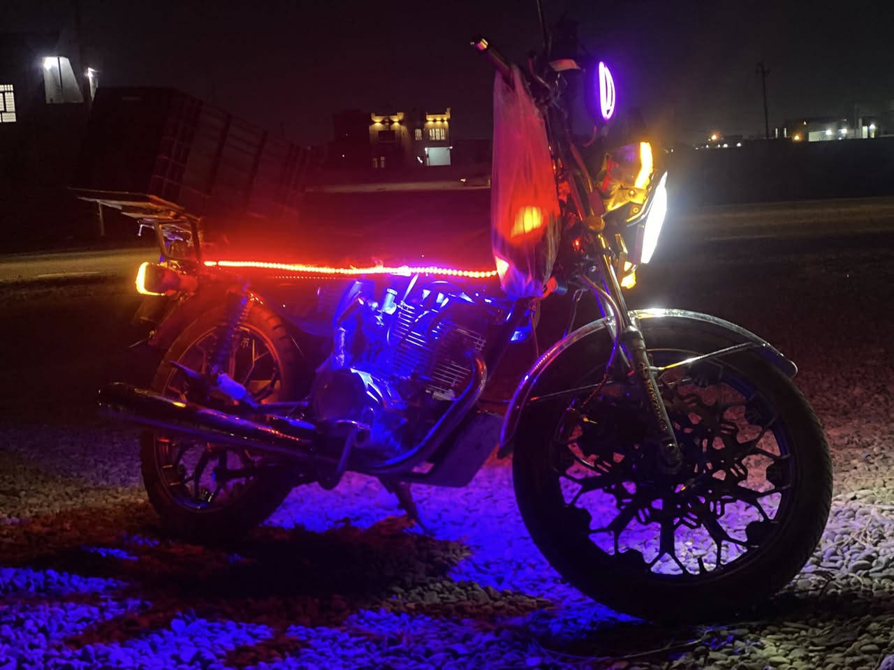 للبيع موديل2025 حجم المحرك 200 صار شهرين وشويه لمن شديته السعر 875 وبي مجال مكاني القيارة قرية الحاج علي للاستفسار اتصل***********
