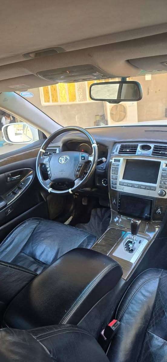 سياره كراون البيع ماجسته مديل2004 فول خمس دكم مكفوله من الحادث والصبغ رقم بصره جوبلس 8سلندر مكاني بصره ***********
