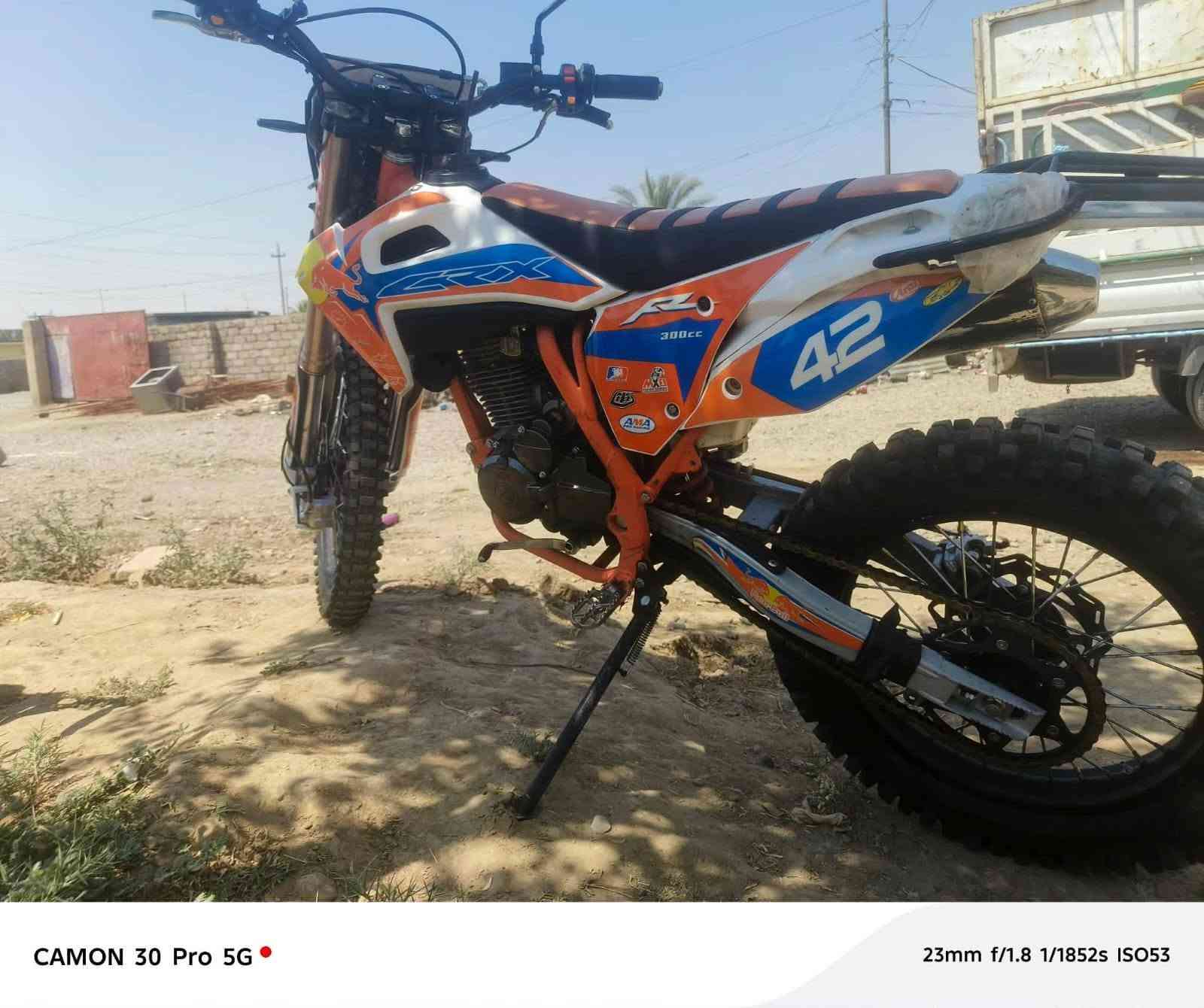 السلام عليكم شباب دراجه srx موديل 2025  موديل المكينه 2026 قوته2500cc دراجه  ما ناقصه بس بك لايت الخلفي كلشي شقال بي نكره سلف السعر 1300 وبي مجال قليل  مكاني جنوب الموصل ناحيه الكياره التصال عل رقم @*********** بي واتسب هم وتحياتي للجميع
