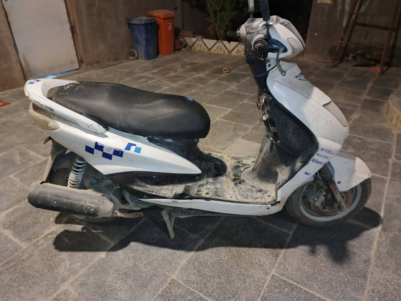 دراجه سكنس صارله 6اشهر طالعه من الحاويه كله شغال مامفتوح بيه برغي فول نضافه مثل ماموضه بل فيديو مكينه ناعمه السعر المطلوب 850وبيه مجال حك الجيه العنوان البصرة قضاء المدينه الهوير ***********
