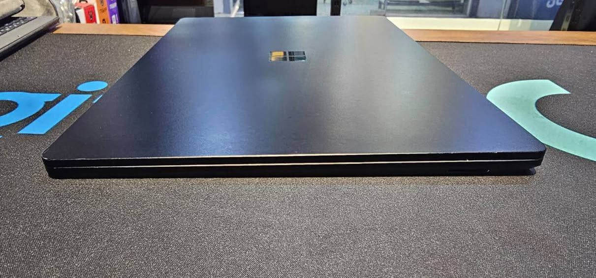 ⸻

✨ فئة الفخامة وصلتكم! ✨
💻 Microsoft Surface Laptop 3 – حجم 15 إنج – لون أسود ملكي

🔹 المعالج: Intel Core i7 – الجيل العاشر
🔹 الرام: 32GB
🔹 التخزين: 1TB SSD
🔹 الشاشة: 15” QHD فخمة ودقتها عالية
🔹 تصميم نحيف، خفيف، وأنيق بشكل يخبل 🔥

📩 راسلنا لمعرفة السعر
الجهاز قطعة مميزة وقليل يندلك بهيج مواصفات ✨

📍 تكنو ماستر – الموصل / المجموعة الثقافية / شارع الحاسبات / عمارة الغانم
📞 *********** – *********** – *********** بغداد, العراق
