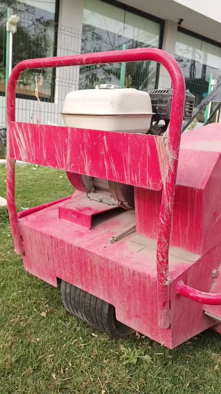 من اهم عمليات خدمة المسطح الاخضر هي عملية التهوية
🌿 فوائد تهوية التربة للمسطح الأخضر
🔹 تقليل انضغاط التربة وفك التصلب
🔹 زيادة دخول الأوكسجين إلى الجذور
🔹 تحسين تصريف المياه ومنع تجمعها
🔹 تقليل الإصابة بأعفان الجذور
🔹 تحسين امتصاص السماد وزيادة كفاءته
🔹 تحفيز نمو جذور جديدة وقوية
🔹 زيادة كثافة ولون المسطح الأخضر
🔹 تقليل طبقة اللباد (Thatch) المتراكمة
🔹 تنشيط الأحياء المجهرية النافعة في التربة
🔹 تحسين مقاومة المسطح للإجهاد الحراري والجفاف
🌱 التهوية المنتظمة = مسطح أخضر صحي وكثيف طوال الموسم.
💬 هل سبق وسويت تهوية لحديقتك؟ شنو كانت النتيجة وياك؟
شاركنا تجربتك 👇🌿
للاستفسار الاتصال ع الارقام التالية
‏‪***********‬‏
***********
