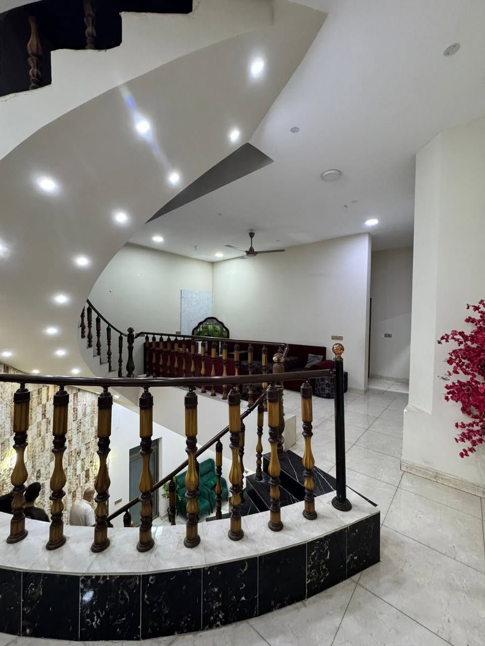 � بيت مميز للبيع – البراضعية ✨

📍 الموقع: البراضعية
📐 المساحة: 250 متر مربع

🏠 يتكون من 3 طوابق ويحتوي على:
🛏️ 8 غرف (بعضها ماستر)
🚿 7 حمامات
🛋️ صالة معيشة واستقبال
🍽️ مطبخ
🚗 كراج
🌳 حديقة
🛗 مكان مخصص للمصعد

📑 خارطة هندسية مع إشراف وتنفيذ:
مهندس سامر الديوان

💰 السعر: 800 مليون دينار قابل للتفاوض

📞 للاستفسار والتواصل:
***********
‏***********
