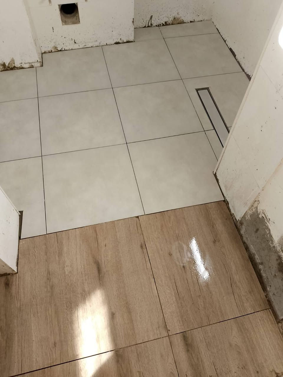 خلفه سيراميك من النجف وهاذه رقمي *********** شتغل بل يوميه طلع على باب الله عيال عندي وريد عيش
