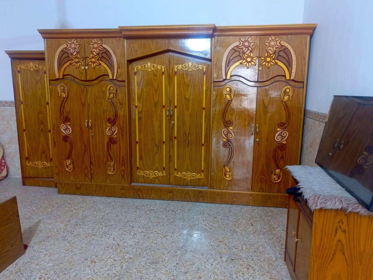 سلام عليكم غرفه البيع جديده ما مستخدمينه سعره ٧٥٠ وبيه مجال مكان الحسينيه ***********
