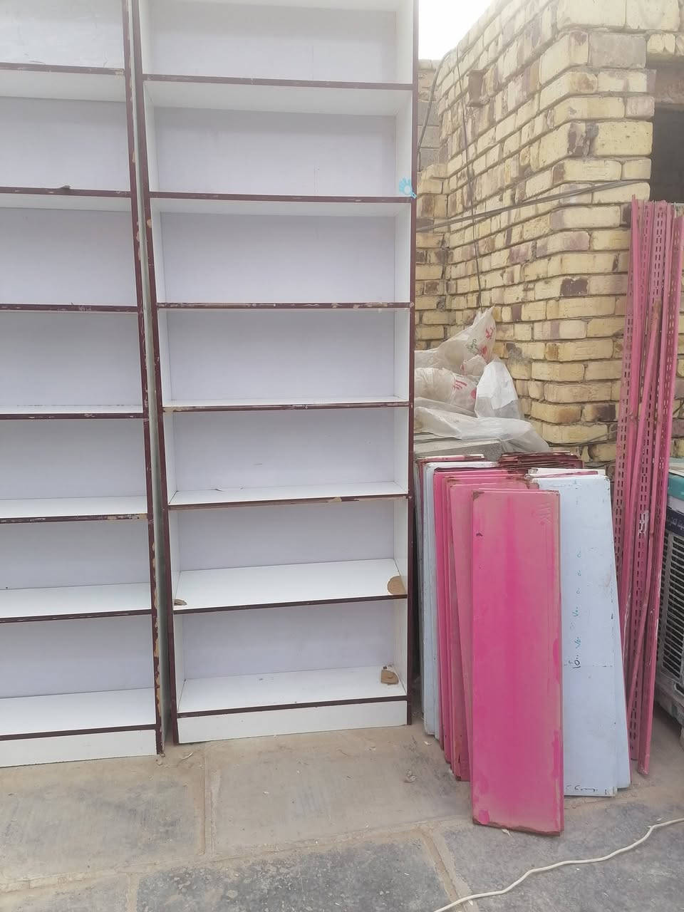 سلام عليكم البيع رفوف حديد هنه وركايزهن وشالاتهن العدد٥٢رف حديد +رفوف انديع خشب ثنين +ميز مكتب ١ اييعهن كلهن بيعه وحده  وليريدحاجه وحده هم ابيعه رجاءن المو شراي الا يتصل مامتواجد على الفيس رايدهن بسعر  ٣٠٠٠٠الف وهاذه رقمي *********** العنوان الحي العسكري صدرالثالث شارع ٣٠ قرب مدرسه المسره
