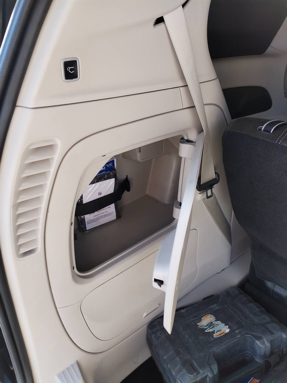 كرايسلر باسيفيكا بلكن. موديل 2023
السيارة هايبرد. شحن + بنزين
الرقم بغداد – باسمي
ماشيه 31 ألف فقط
محرك 3600cc

الضرر: دعامية أمامية جهة السايق، شبر جاملغ، وشبر بنيد من الحافة فقط
الإيرباكات سليمة
تخم تاير تايلندي جديد

المواصفات:

تحديد مسار

قفل سرعة

اصطفاف ذاتي

كشنات تدفئة

كشن كهرباء

تبريد 3 قطع

خزن ميموري

فول مواصفات ما عدا الفتحة

📍 مكان السيارة: بغداد – الدورة
☎️: رقم هاتف : ***********
السعر 235

#كرايسلر #باسيفيكا #Chrysler #Pacifica #هايبرد #سيارات_للبيع #بغداد #سوق_العراق_للسيارات #IraqKurdCars
