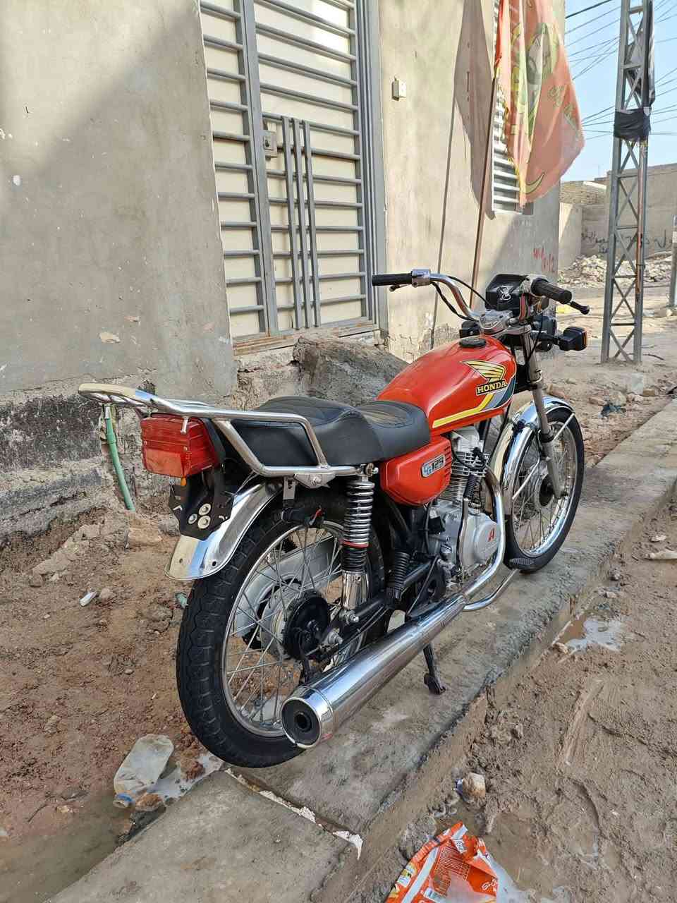 سلام عليكم اربعه كير للبيع اصولي 100/100 الدراجه ماعيزه برغي كلجات جديد بوشه وبستم جديد بعده ع السحك خير من الله الدراجه شوفت عينك نضافته بس بيه ملاحضات كلش بصيطه كهربايات كله شغاله صالنصه نجمه الاصليه تخم تاير جديد ضفيره كامله تعميره نضيفه مكاني النجف ميلاد واهاذ رقمي *********** مراوس او بيع بحربيه
