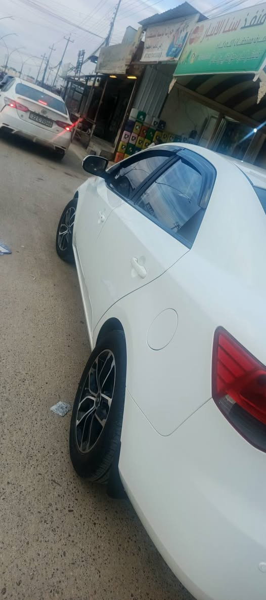 السلام عليكم سيراتو 2012سياره جديده صدر خلفي امامي جديد محرك بعده صبانه ما ممدوده عليه سيره دوشمه جديد سياره نقص برقي ما بيه مكاني رمادي سعر 120مجال شي قليل رقم *********** تخم تاير جديد
