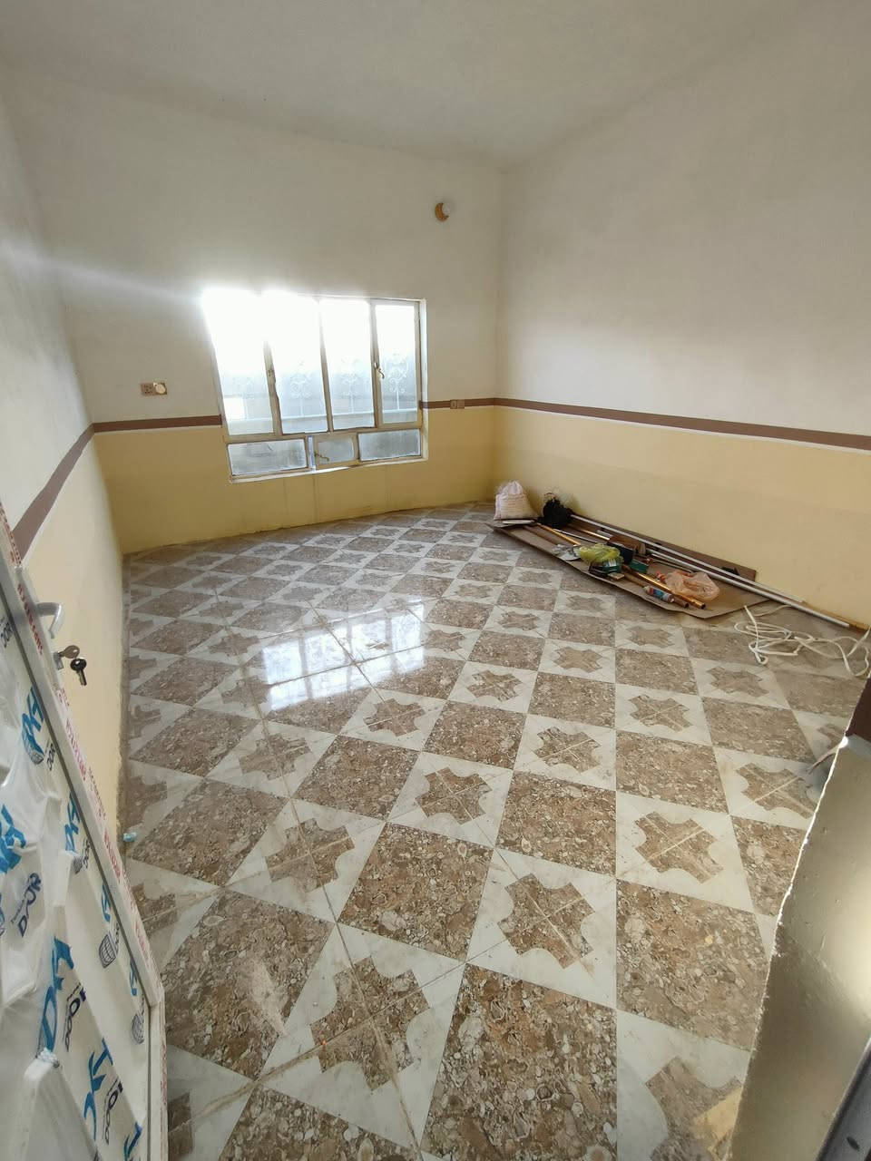 دار سكن للبيع جلولاء حي المعسكر 

يحتوي على استقبال 5*4 وغرفة نوم 5*4 ومطبخ 4*4 وصالة 
حمام داخلي وصحيات خارجية 
فول سيراميك الارضية 
المساحة 130 متر 
البيت حالياً مؤجر ب 130 الف 
السعر مناسب 28 بي مجال بسيط 

للاستفسار ***********
